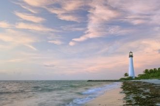 Вид на побережье и маяк мыса Флорида.