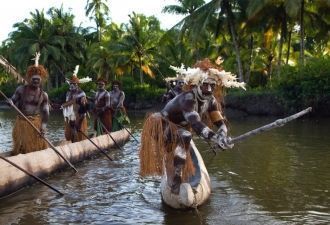 В лесах Лоренц проживает 8 племён, в том
