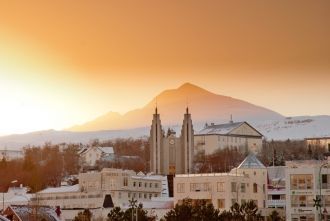 Панорама города с видом на церковь Акюре