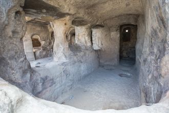 Интерьер одной из построек пещерного гор