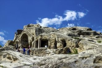 Многие высеченные в скале помещения укра