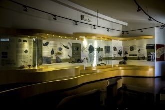 При городище работает небольшой археолог