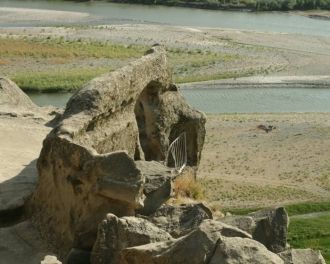 Выше храма Уплисцули уже нет крупных инт