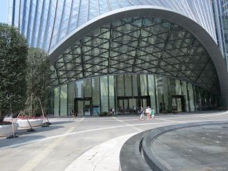 Главный вход в небоскреб Kingkey 100.