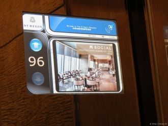 В лифте небоскреба на маленьких экранчик