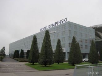 Между терминалами 1 и 2 расположен отель