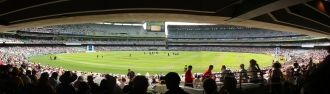 Стадион полностью заполняется зрителями 