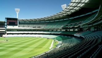 Рядом со стадионом находятся две железно