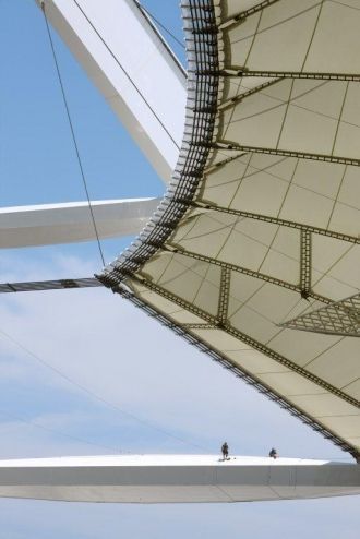 Арка обернута в пропускающую свет оболоч