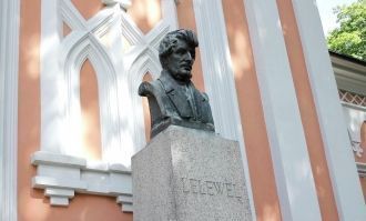 Памятник на могиле историка и общественн