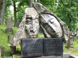 Кладбище отличается многообразием надгро