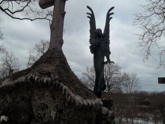 Надгробие в виде Ангела Смерти.