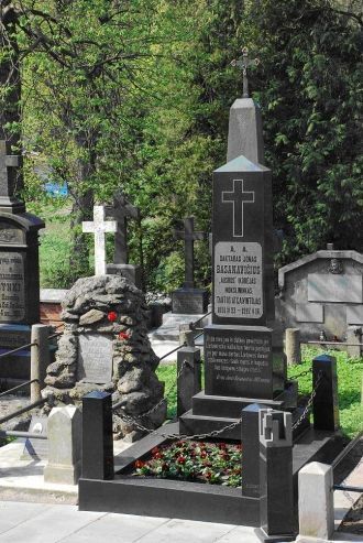 Надгробный памятник историку и публицист