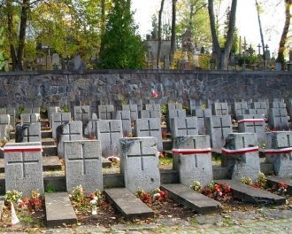 Рядом с Расу – военное кладбище. Тут в 1