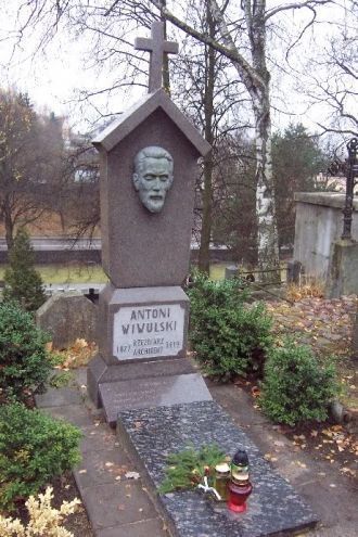 Надгробие на могиле архитектора и скульп