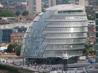 Расположенный на южной набережной Темзы,