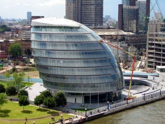 Здание ориентировано таким образом, что 