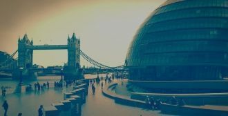 С каждого уровня здания, сквозь прозрачн