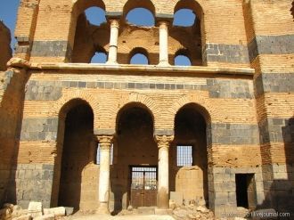 В ансамбле отсутствуют внешние стены, хо