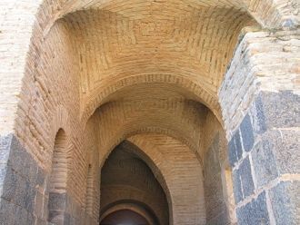 Базальт для строительства дворца был зав