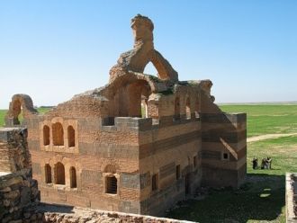 Это был целый комплекс строений посреди 