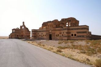 Каср Ибн Вардан часто называют замком и 