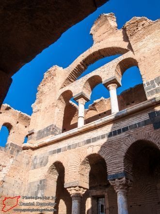 Колонны - из мрамора, привезенного из пр