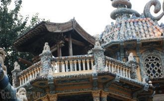 Кроме фарфора это здание «играет» 20 тон