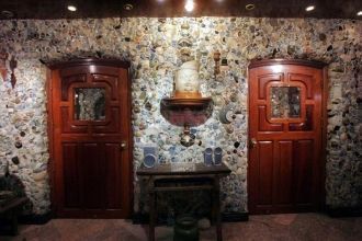 Внутри здание обставлено антикварными ст