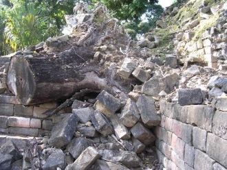 Потоки воды, текущие у основания хребта 