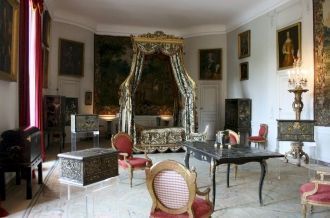 В средние века на месте замка возвышалас