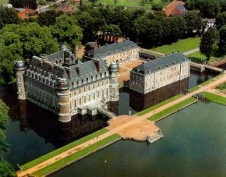 Старинный парк замка который был разбит 