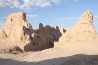 На севере едва заметен у горизонта силуэ