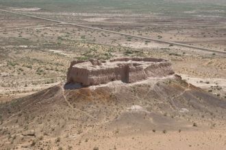 С восточной стороны к крепости примыкает