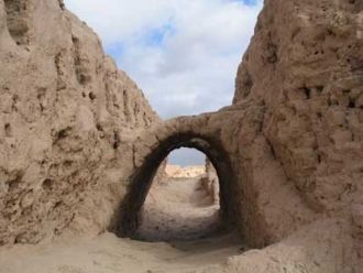 Укрепление стен осуществлялось за счет п