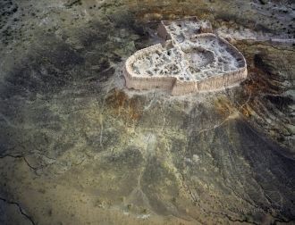 Обширное городище на плоской возвышеннос