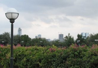 Посетителей радуют обширные, пышно-цвету