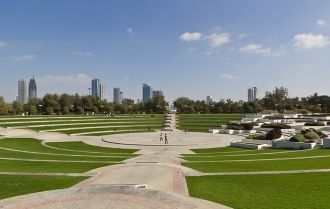 Располагается Аль Мамзар в районе Дейра,