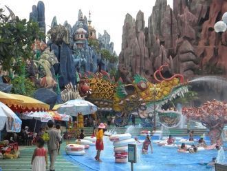 Кроме того, на пляжах открытой части пар