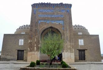 Ореол святости Наджмеддина Кубра .  Здес