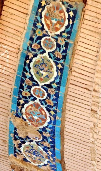 На стенах мавзолея Тюрабек-ханым цветные