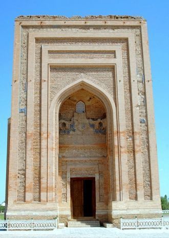 Время не пощадило мавзолей, как и другие