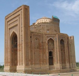 В архитектуре подчеркнуты вертикальные л