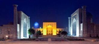 Площадь Регистан ночью.