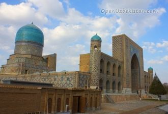 Медресе Тилля-Кари, который замыкает Рег