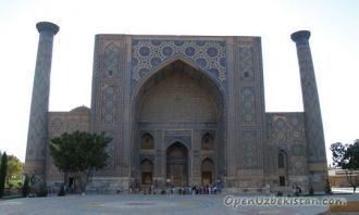 Первым было возведено медресе Улугбека. 