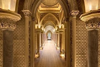 Галерея внутри дворца Монсеррат.