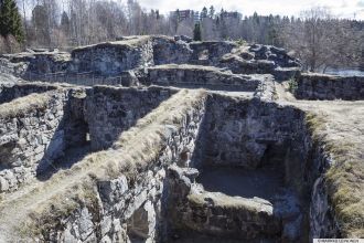 Многие деревянные конструкции замка в го