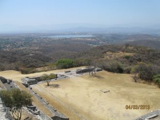 В низменности холма расположено озеро, к