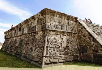 Храм Пернатого змея имеет прекрасные сти